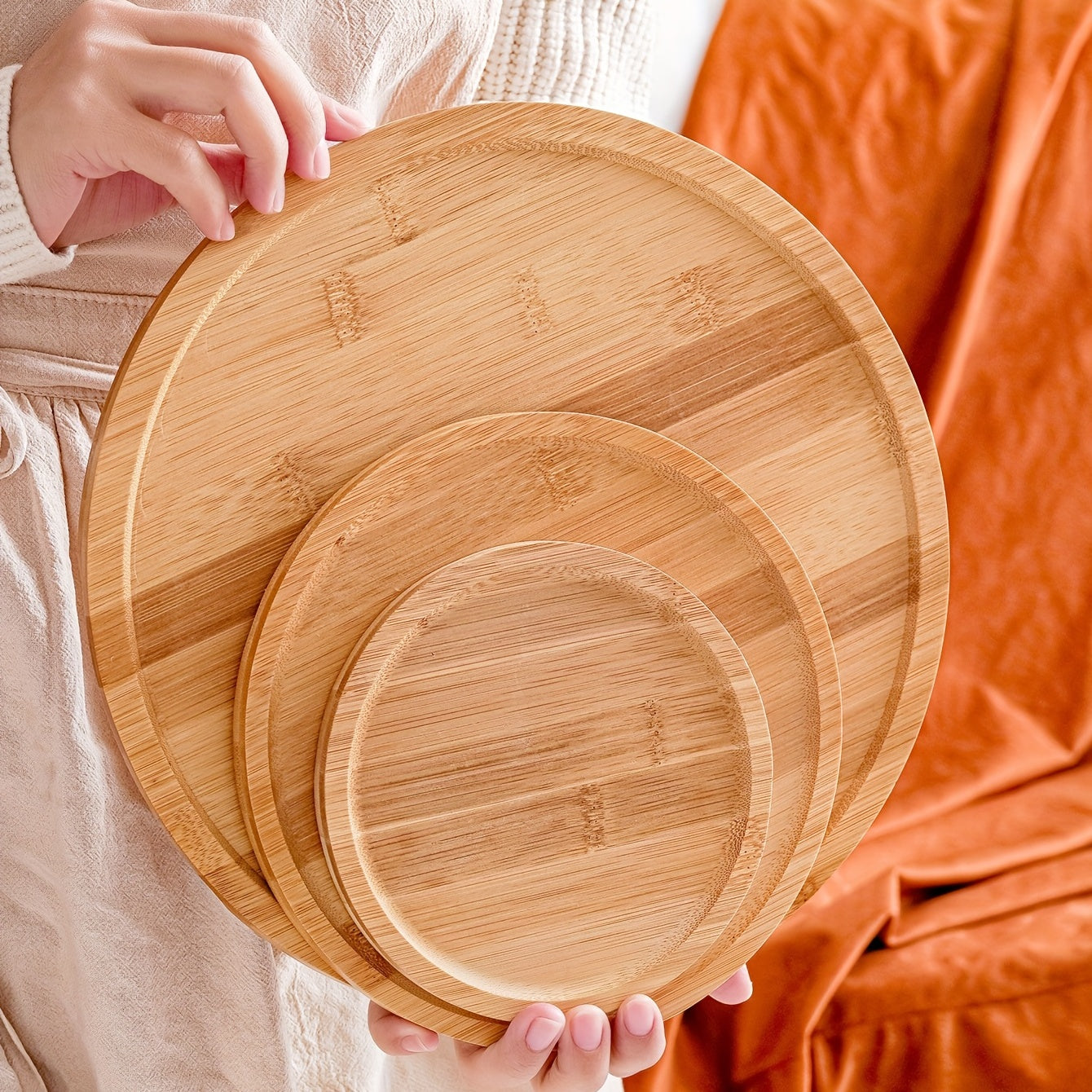 Plateau Rond en Bois – Plateau de Service avec Poignées pour Nourriture, Boissons, Petit-Déjeuner, Desserts, Bijoux, Thé, Cuisine & DécoGrooved Handle, Home Kitchen Supplies