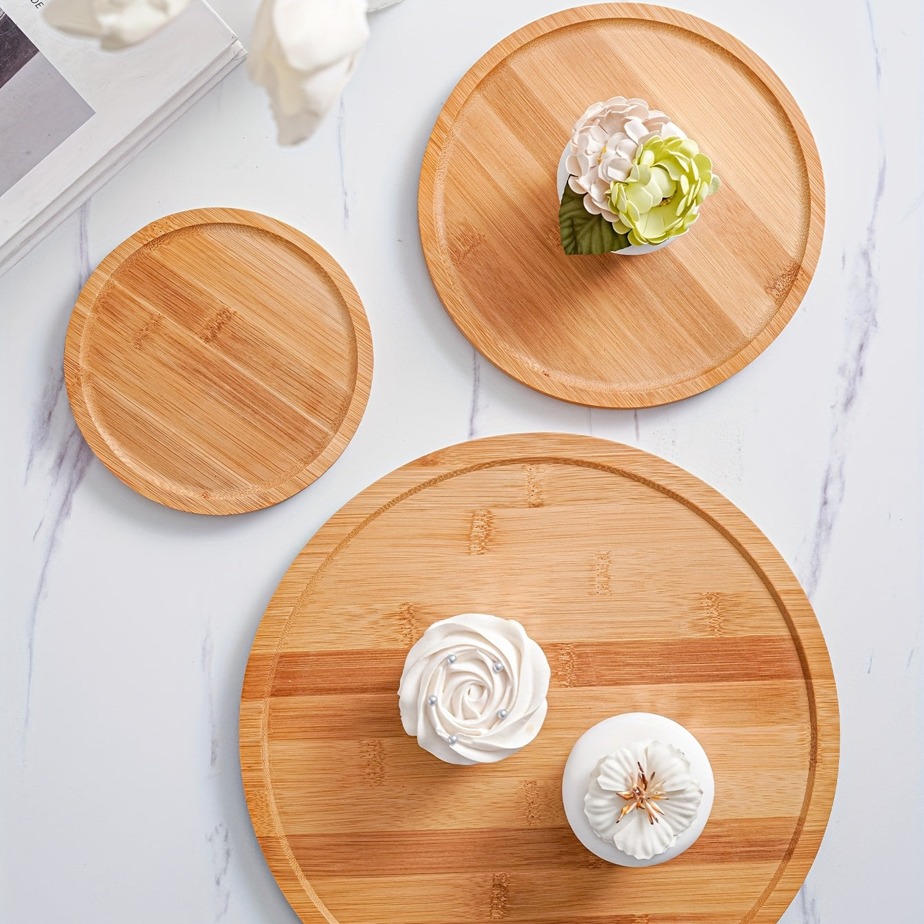 Plateau Rond en Bois – Plateau de Service avec Poignées pour Nourriture, Boissons, Petit-Déjeuner, Desserts, Bijoux, Thé, Cuisine & DécoGrooved Handle, Home Kitchen Supplies