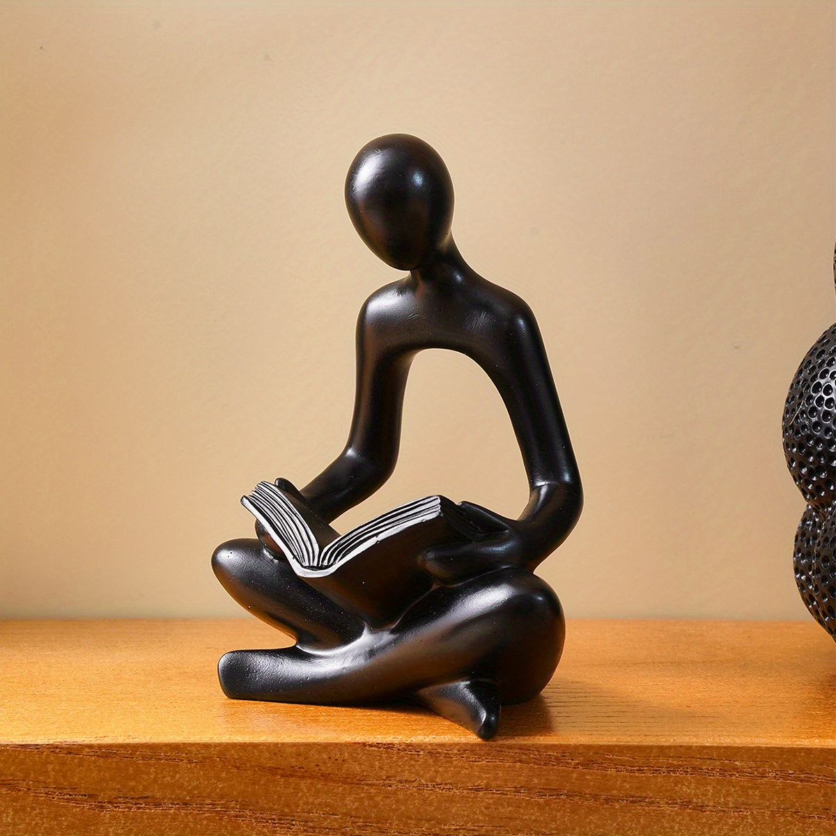 Charmante figurine en résine représentant un amoureux des livres – Disponible en noir, blanc et doré – Parfaite pour la décoration de la maison et de la salle à manger, les fêtes et les vacances