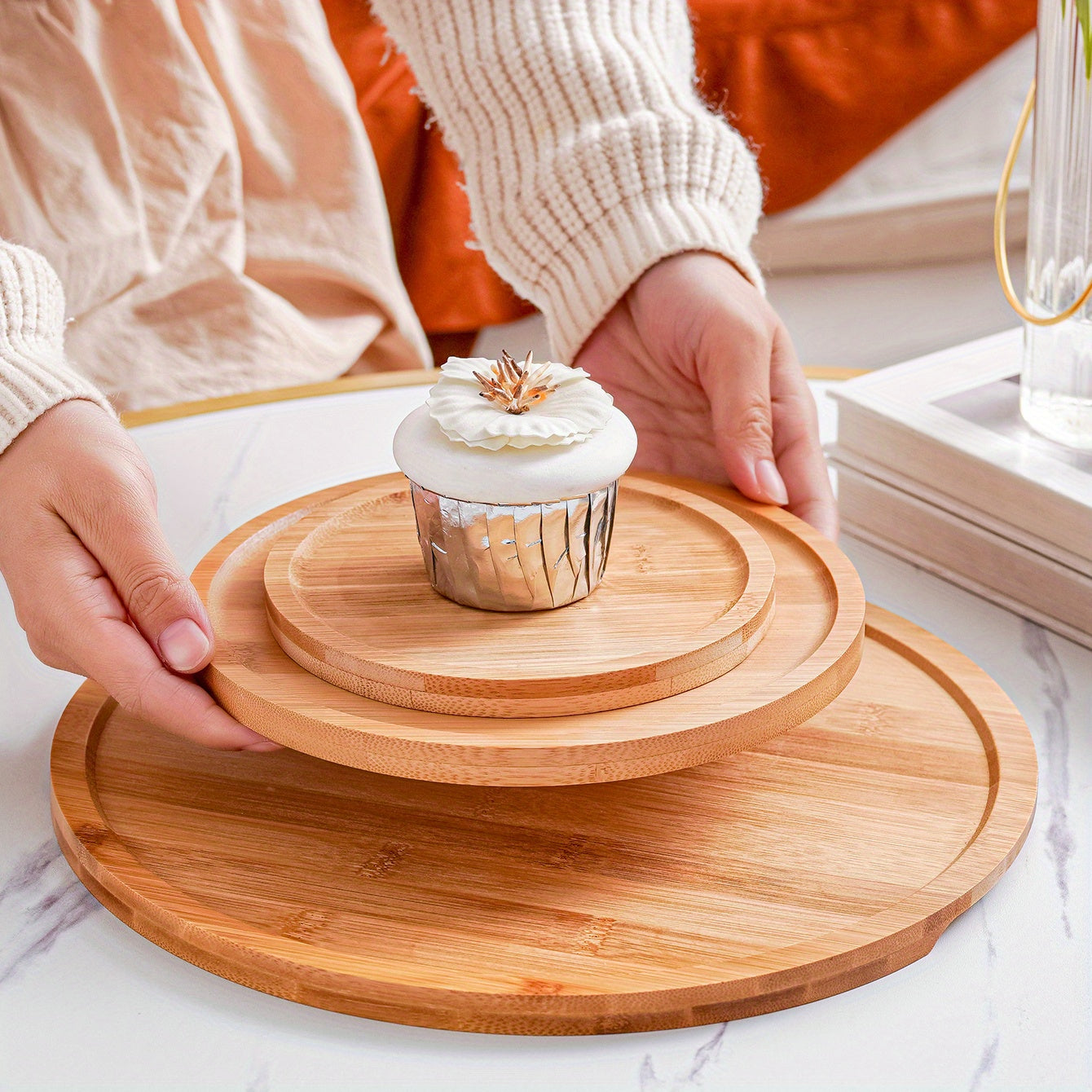 Plateau Rond en Bois – Plateau de Service avec Poignées pour Nourriture, Boissons, Petit-Déjeuner, Desserts, Bijoux, Thé, Cuisine & DécoGrooved Handle, Home Kitchen Supplies