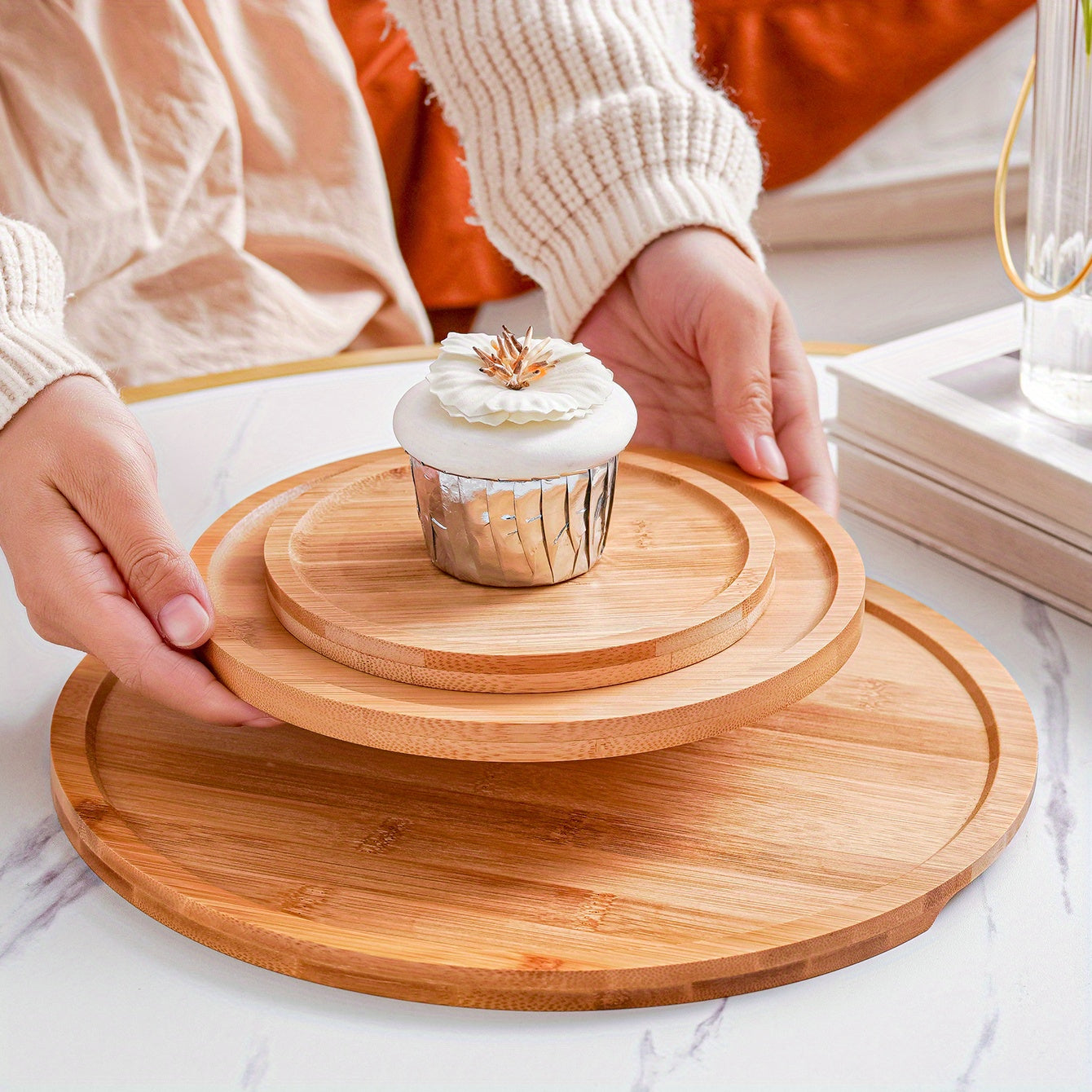 Plateau Rond en Bois – Plateau de Service avec Poignées pour Nourriture, Boissons, Petit-Déjeuner, Desserts, Bijoux, Thé, Cuisine & DécoGrooved Handle, Home Kitchen Supplies