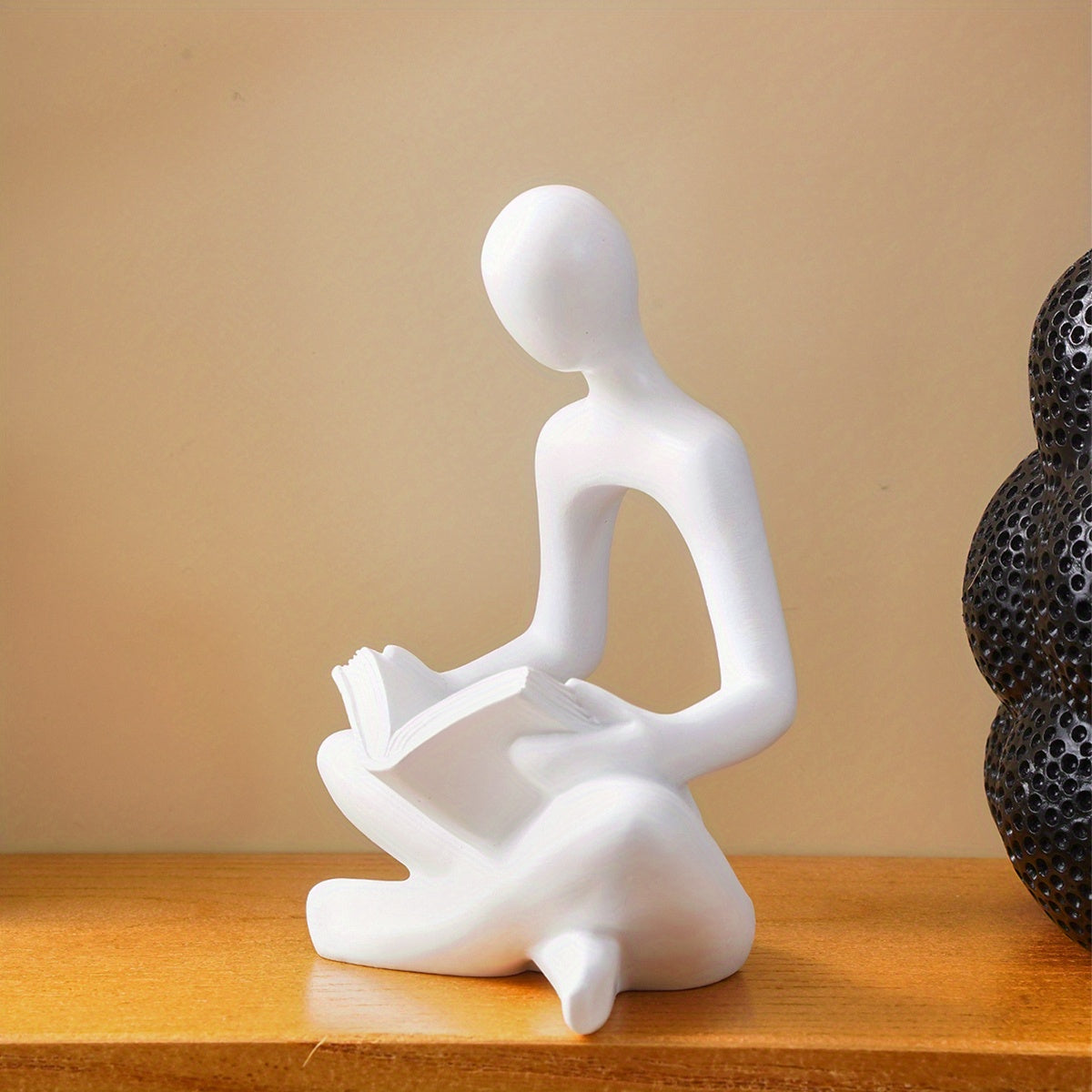 Charmante figurine en résine représentant un amoureux des livres – Disponible en noir, blanc et doré – Parfaite pour la décoration de la maison et de la salle à manger, les fêtes et les vacances